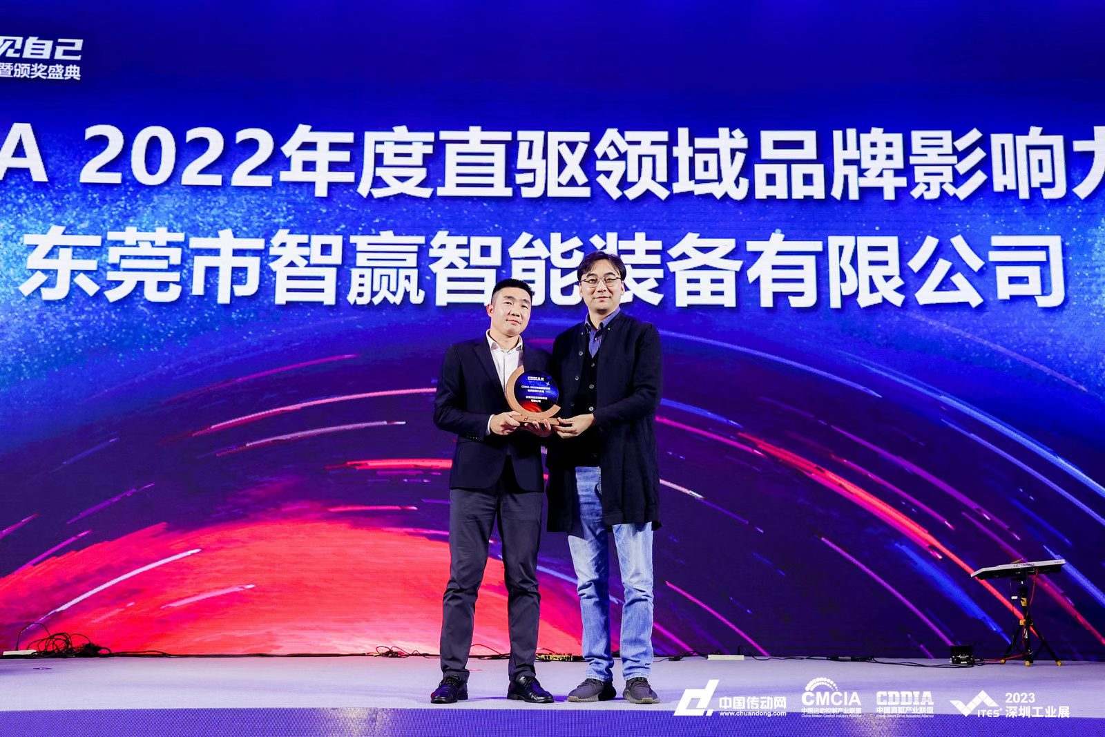 直驅(qū)領(lǐng)獎(jiǎng)2.jpg 直驅(qū)領(lǐng)獎(jiǎng)2.jpg